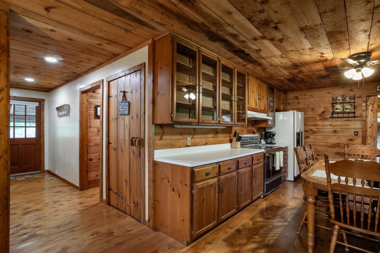 Forest Home Hot Tub Fire Pit Pool Table Pigeon Forge Exterior photo