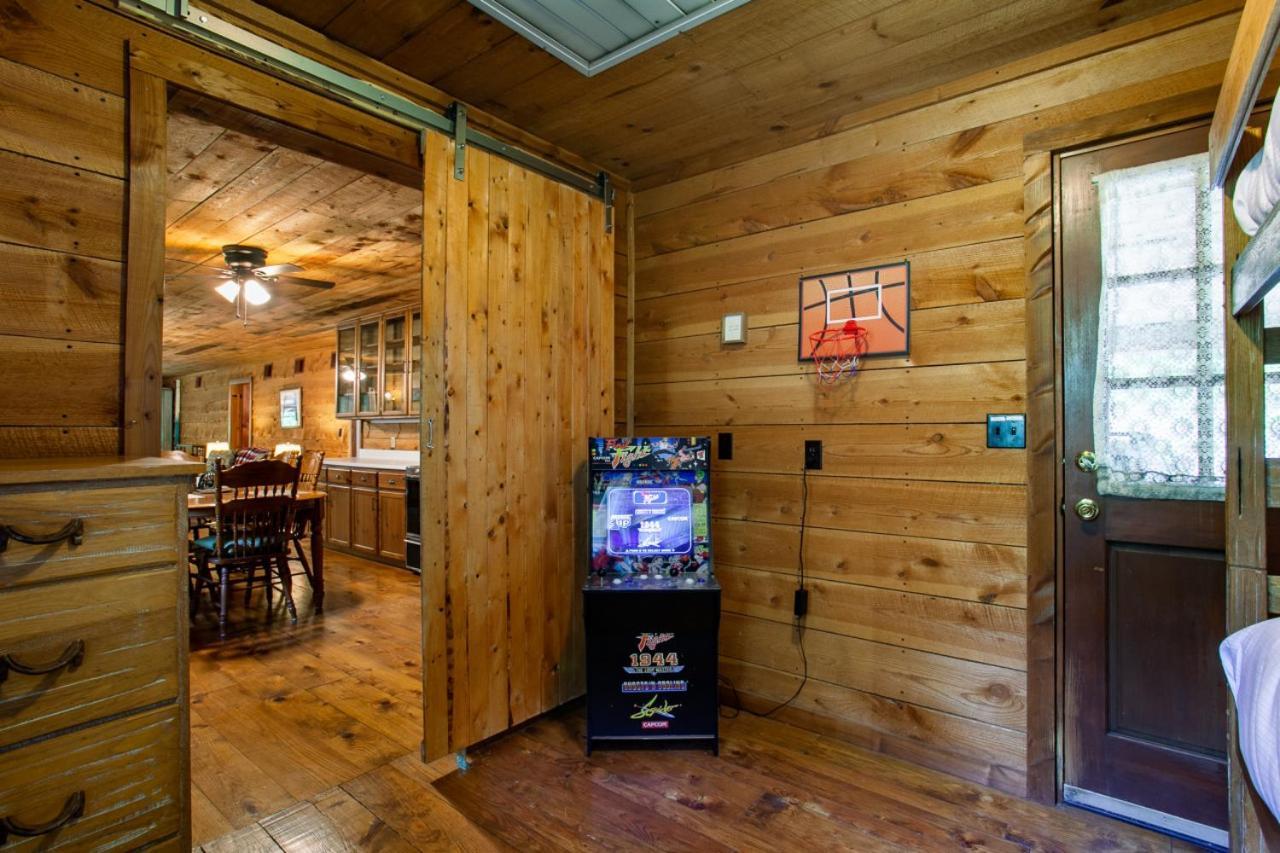 Forest Home Hot Tub Fire Pit Pool Table Pigeon Forge Exterior photo